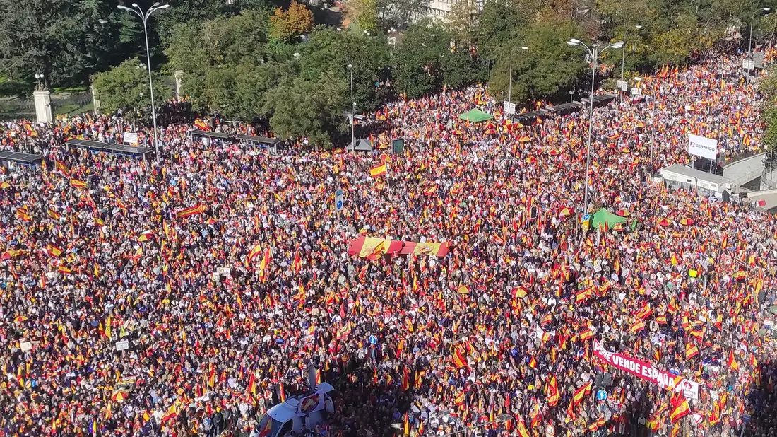 Zehntausende Menschen protestieren in Madrid gegen die geplante Amnestie für katalanische Separatisten und andere Zugeständnisse. - Bild: Alicia Leon/AP/dpa