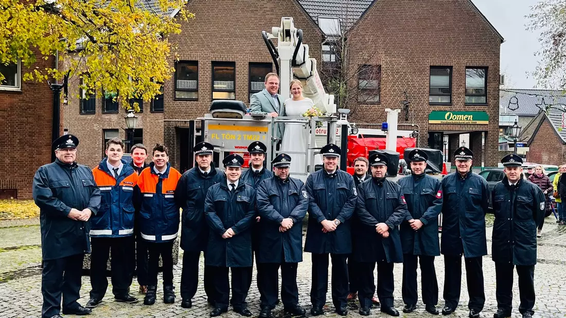 FW Tönisvorst: Hoch hinaus für das Brautpaar! - Bild: presseportal.de