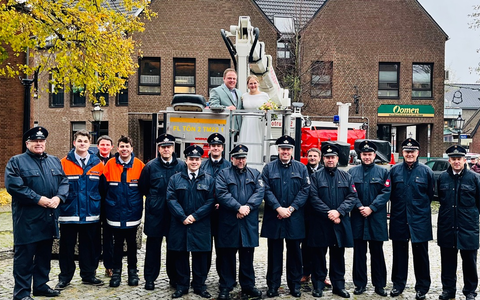 FW Tönisvorst: Hoch hinaus für das Brautpaar! - Foto: presseportal.de