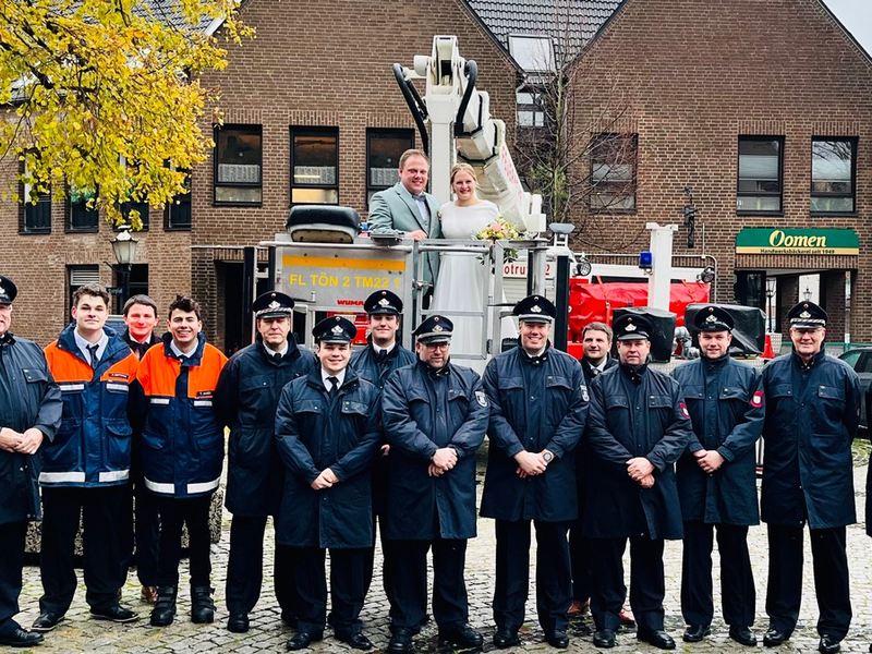 FW Tönisvorst: Hoch hinaus für das Brautpaar! - Foto: presseportal.de