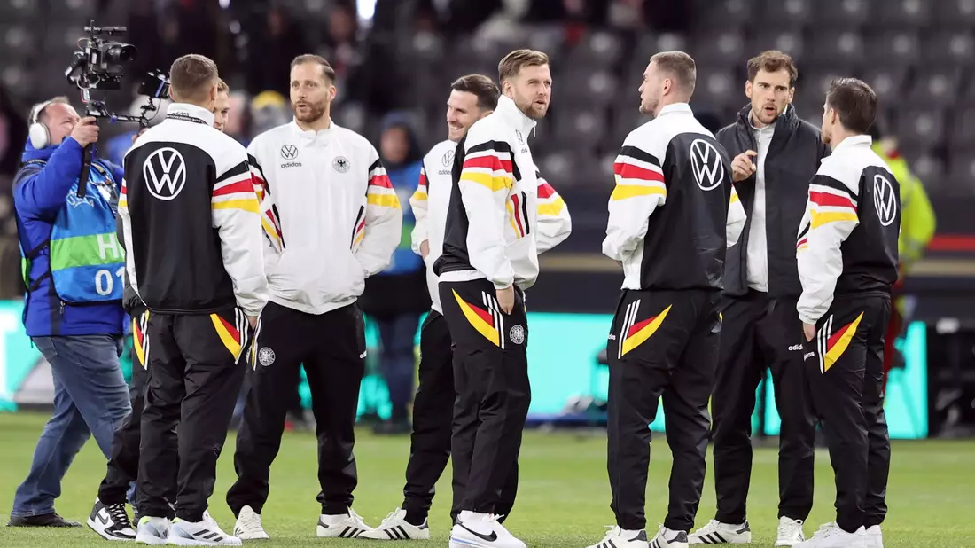 Das DFB-Team bei der Platzbegehung in Berlin. - Bild: Andreas Gora/dpa