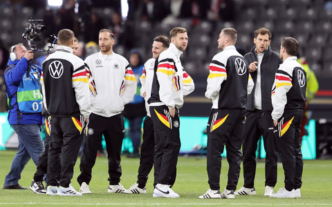 Das DFB-Team bei der Platzbegehung in Berlin. - Foto: Andreas Gora/dpa