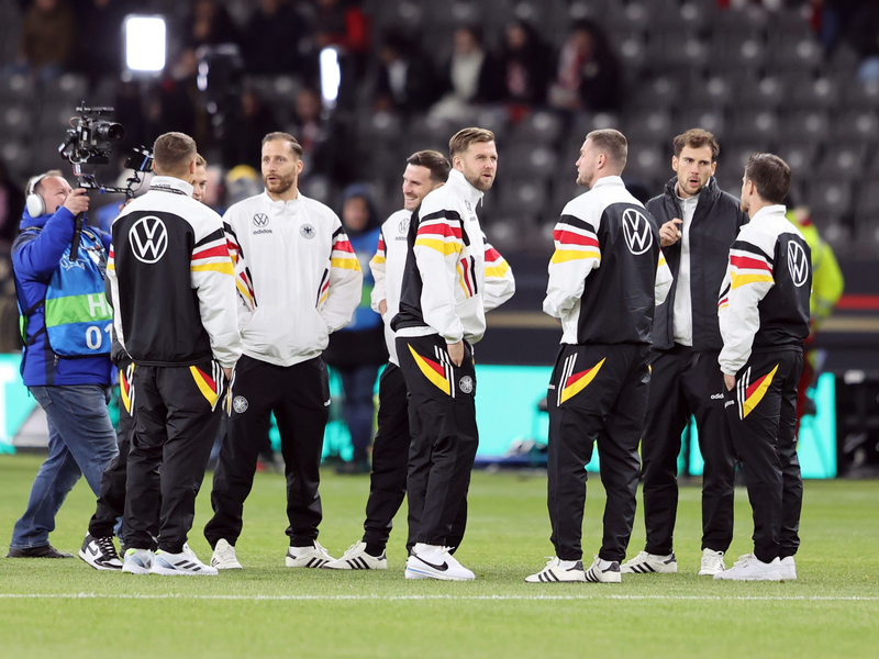 Das DFB-Team bei der Platzbegehung in Berlin. - Foto: Andreas Gora/dpa
