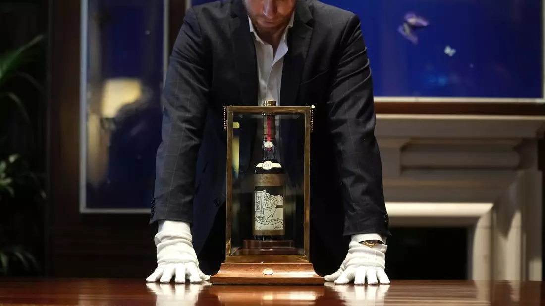 Über 2,1 Millionen Pfund war einem Käufer die Flasche des «The Macallan 1926 Adami» wert. - Bild: Kin Cheung/AP