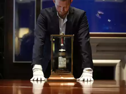 Über 2,1 Millionen Pfund war einem Käufer die Flasche des «The Macallan 1926 Adami» wert. - Foto: Kin Cheung/AP