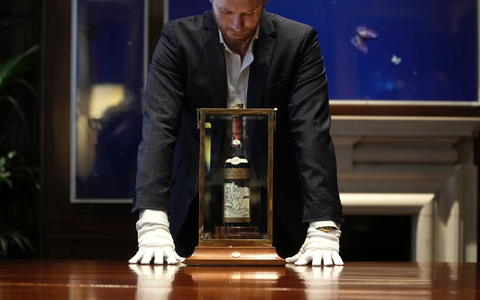 Über 2,1 Millionen Pfund war einem Käufer die Flasche des «The Macallan 1926 Adami» wert. - Foto: Kin Cheung/AP