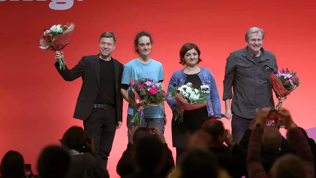 Das Spitzenduo Martin Schirdewan (l) und Carola Rackete (2.v.l.) kandidiert zusammen mit Özlem Alev Demirel und Gerhard Trabert für die Europawahl. - Bild: Karl-Josef Hildenbrand/dpa