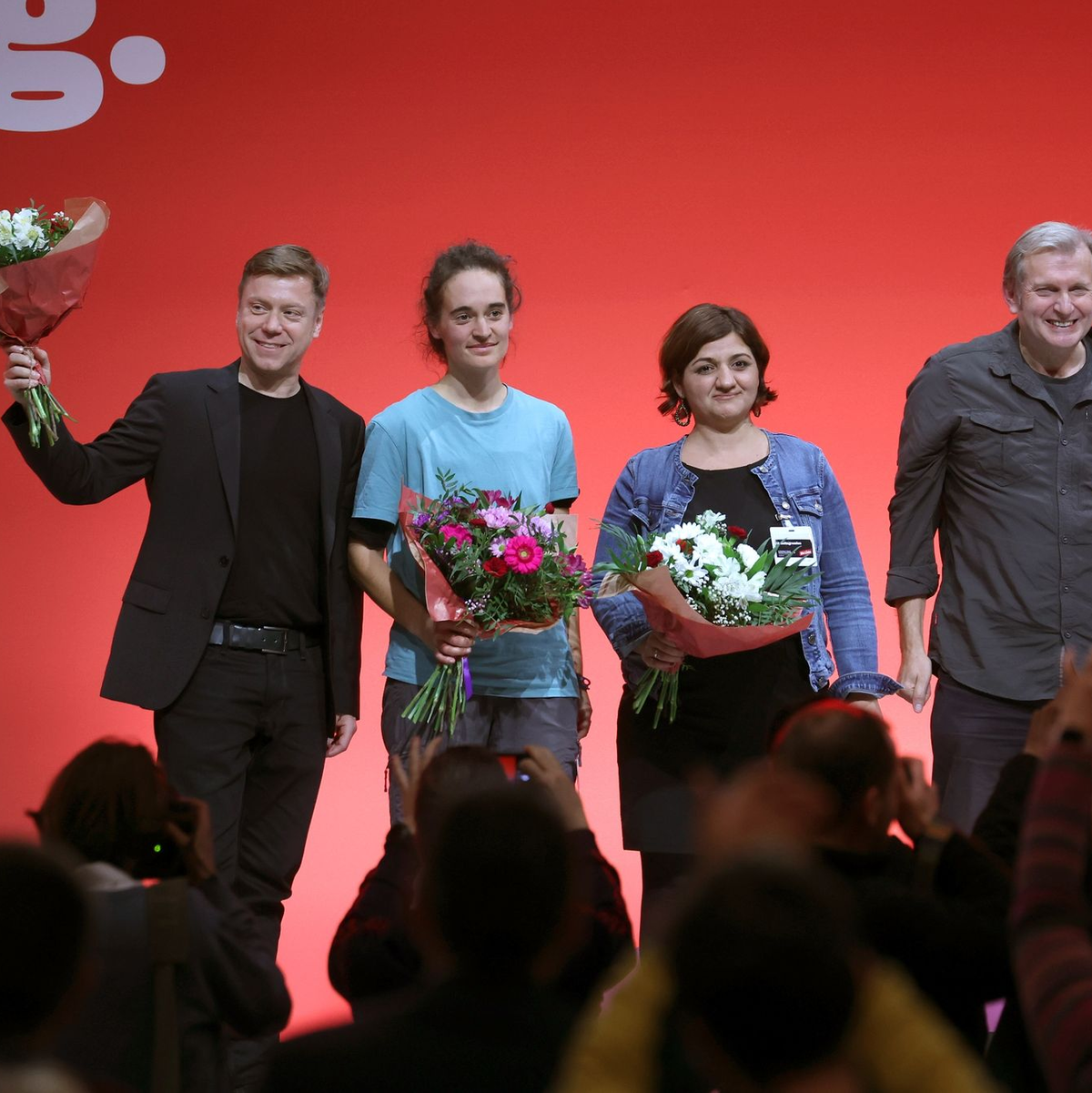 Das Spitzenduo Martin Schirdewan (l) und Carola Rackete (2.v.l.) kandidiert zusammen mit Özlem Alev Demirel und Gerhard Trabert für die Europawahl. - Foto: Karl-Josef Hildenbrand/dpa