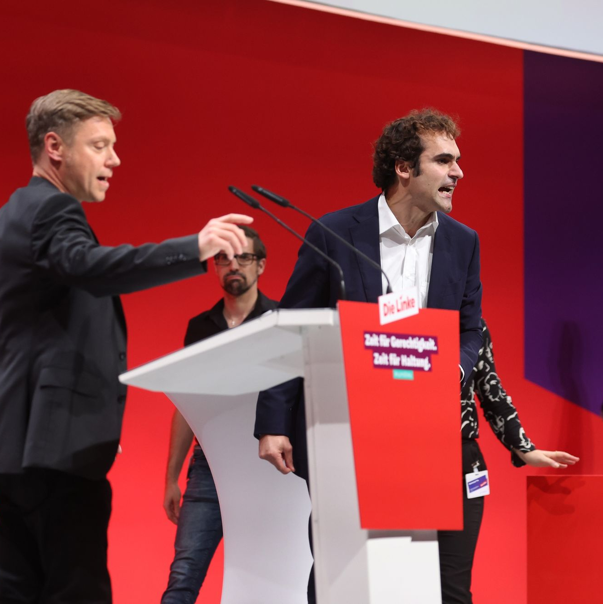 Eklat auf offener Bühne: Bijan Tavassoli (r) nutzte seine Bewerbungsrede für eine Beschimpfung der Linken und eine Lobrede auf Sahra Wagenknecht - und erklärte zum Abschluss seiner Rede seinen Parteiaustritt. - Foto: Karl-Josef Hildenbrand/dpa