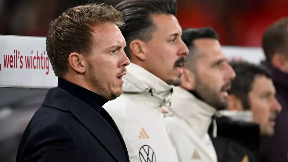 Konzentriert: Bundestrainer Julian Nagelsmann und sein Assistent Sandro Wagner bei der Nationalhymne. - Bild: Robert Michael/dpa