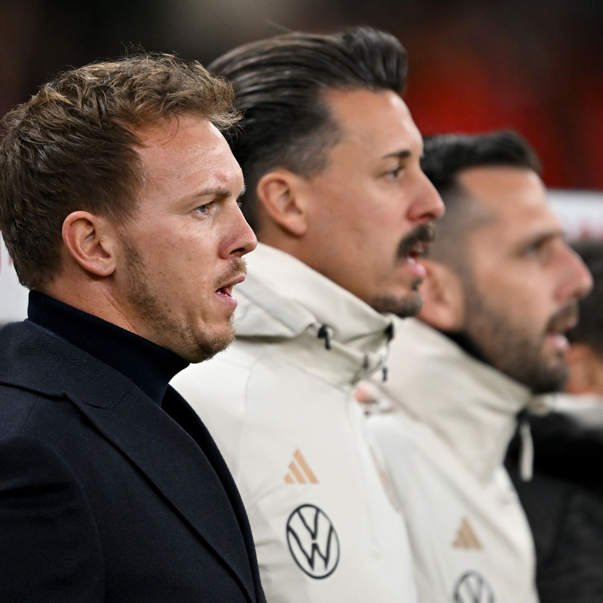 Konzentriert: Bundestrainer Julian Nagelsmann und sein Assistent Sandro Wagner bei der Nationalhymne. - Foto: Robert Michael/dpa