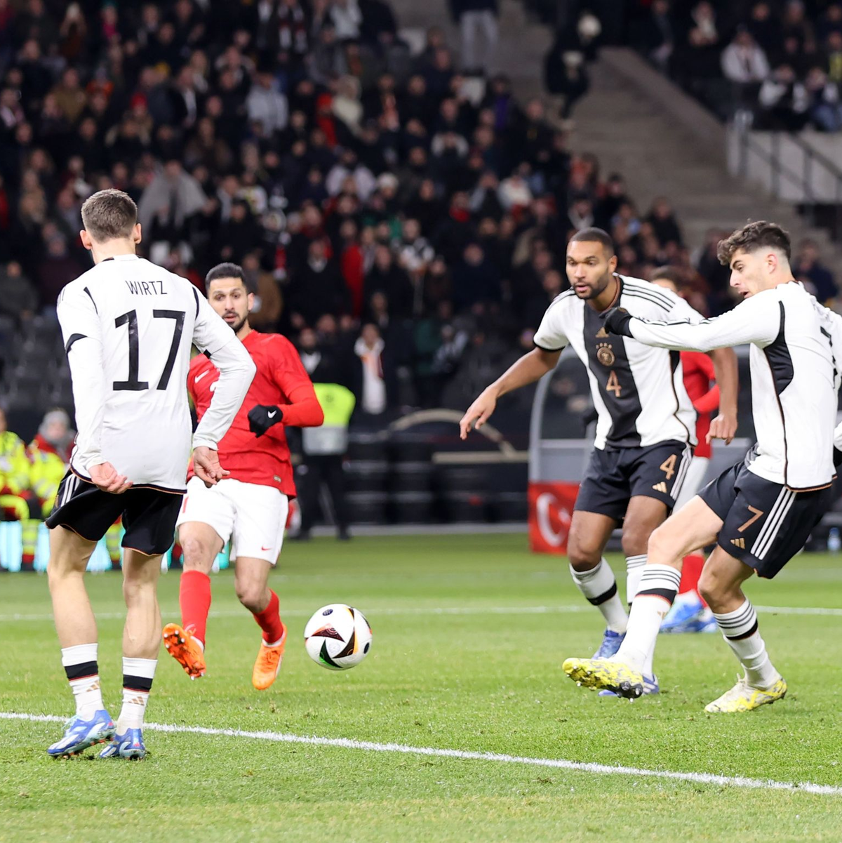 England-Legionär Kai Havertz (r) brachte die DFB-Elf früh in Führung. - Foto: Andreas Gora/dpa