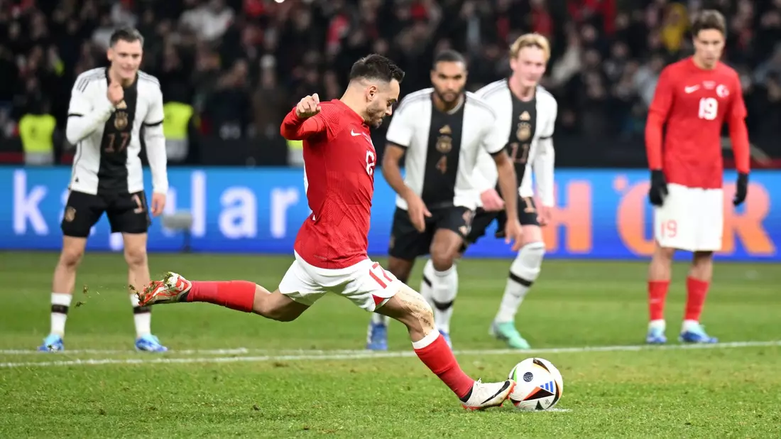 Yusuf Sari besorgte vom Elfmeterpunkt für das 3:2. - Bild: Robert Michael/dpa