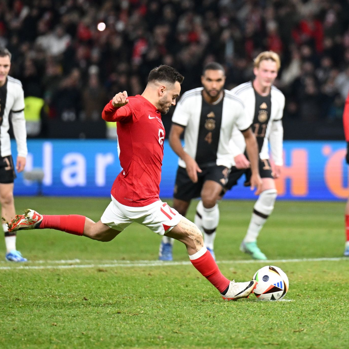 Yusuf Sari besorgte vom Elfmeterpunkt für das 3:2. - Foto: Robert Michael/dpa