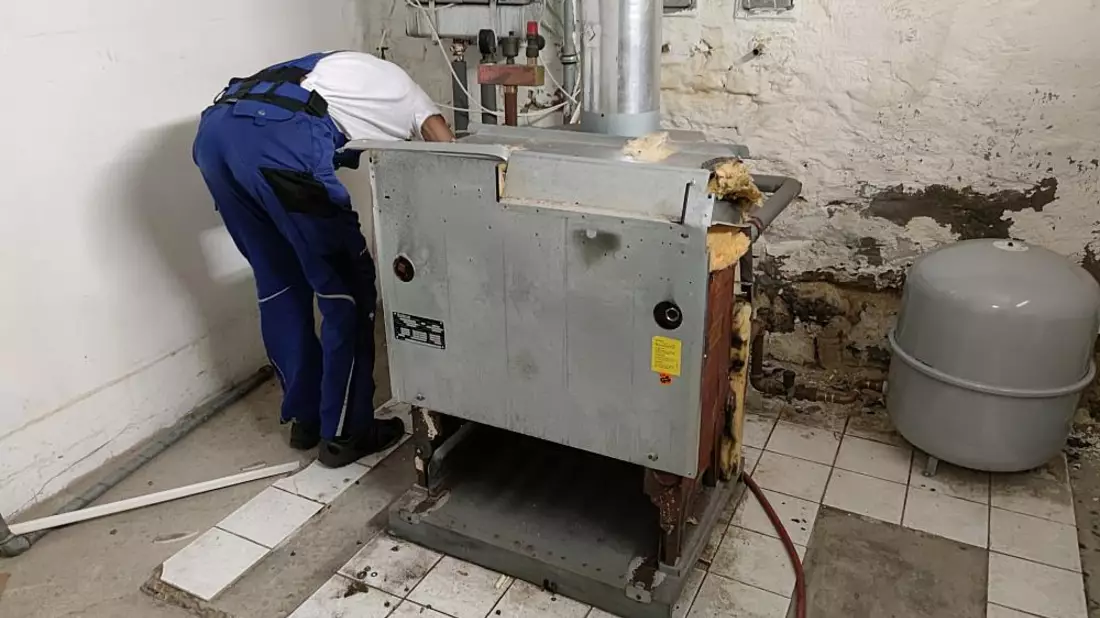 Ausbau einer alten Gasheizung (Archiv) - Bild: über dts Nachrichtenagentur