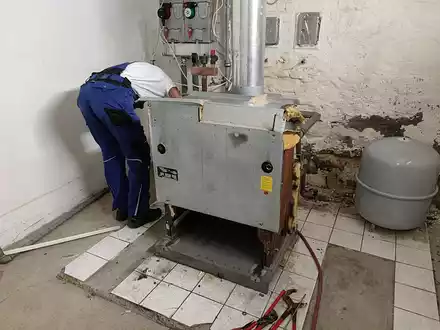 Ausbau einer alten Gasheizung (Archiv) - Foto: über dts Nachrichtenagentur