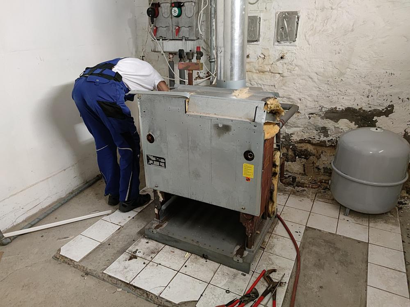 Ausbau einer alten Gasheizung (Archiv) - Foto: über dts Nachrichtenagentur