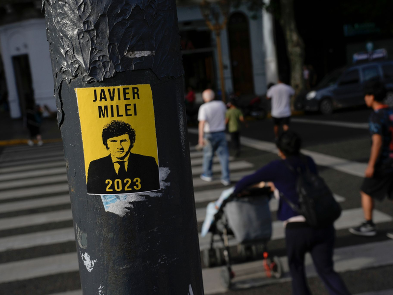 Regierungskandidat Sergio Massa dürfte die bisherige Politik mit massiven Eingriffen des Staates in die Wirtschaft und umfangreichen Sozialprogrammen grundsätzlich fortsetzen. - Foto: Matias Delacroix/AP