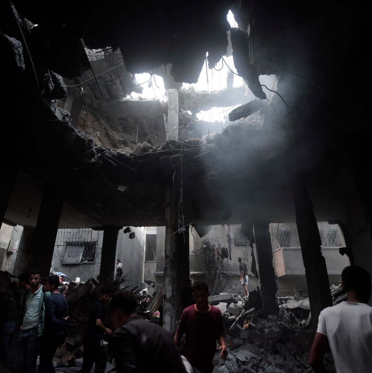 Ein israelischer Hubschrauber fliegt über Chan Junis. Bei einem Einsatz der israelischen Armee in der Stadt seien Dutzende Tatverdächtige festgenommen worden. - Foto: Mohammed Dahman/AP/dpa