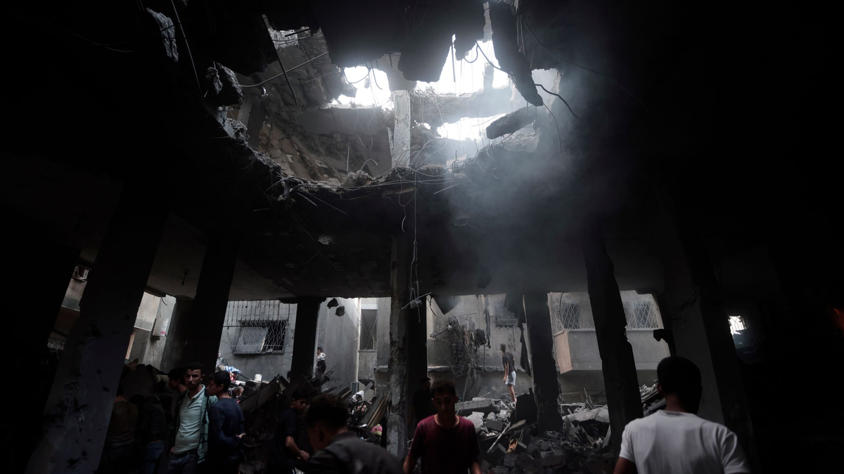 Eine palästinensische Familie flieht vor der israelischen Bodenoffensive. - Foto: Mohammed Dahman/AP/dpa