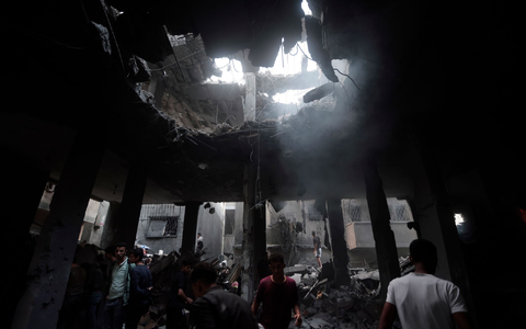 Ein israelischer Hubschrauber fliegt über Chan Junis. - Foto: Mohammed Dahman/AP/dpa