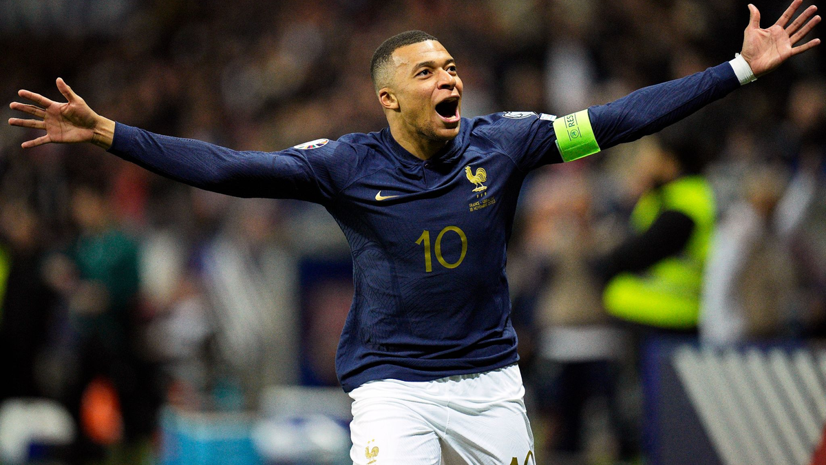 Frankreichs Superstar Kylian Mbappé jubelt über ein Tor. - Foto: Daniel Cole/AP