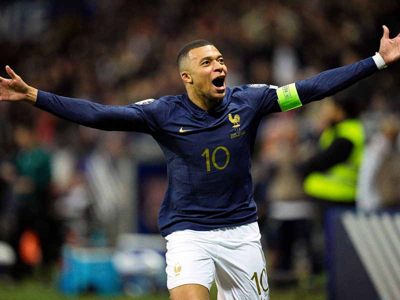 Frankreichs Superstar Kylian Mbappé jubelt über ein Tor. - Foto: Daniel Cole/AP