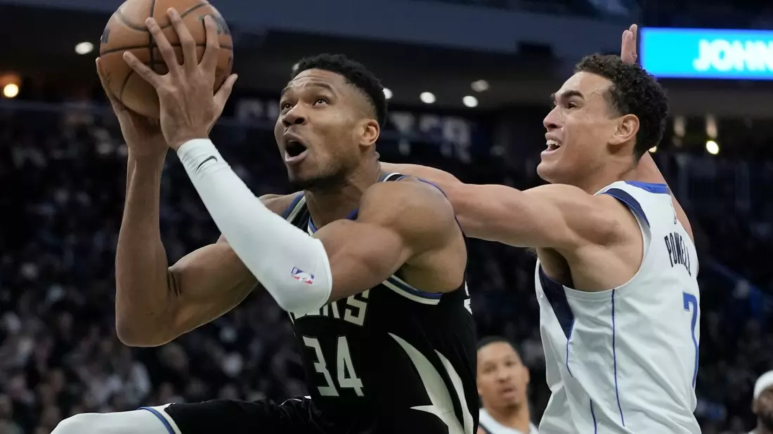 Giannis Antetokounmpo (l) von den Milwaukee Bucks erzielte 40 Punkte gegen die Dallas Mavericks. - Bild: Morry Gash/AP