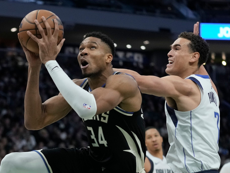Giannis Antetokounmpo (l) von den Milwaukee Bucks erzielte 40 Punkte gegen die Dallas Mavericks. - Foto: Morry Gash/AP
