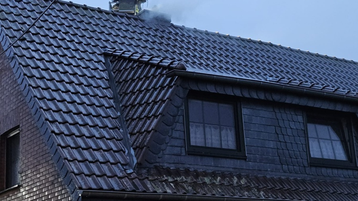 FW Xanten: Kaminbrand in Xanten-Lüttingen - Foto: presseportal.de