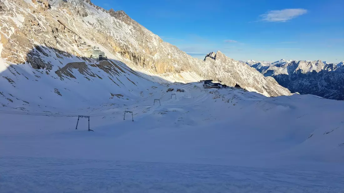 Am 1. Dezember will die Zugspitze in die Wintersaison starten. - Bild: Bayerische Zugspitzbahn./dpa