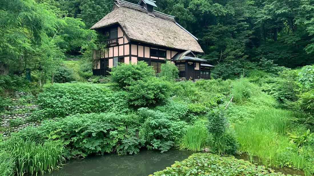 Das Wohnhaus des deutschen Architekten Karl Bengs in den Bergen der Präfektur Niigata. Es handelt sich um ein von ihm renoviertes «Kominka», ein mit alter japanischer Baukunst errichtetes jahrhundertealtes Landhaus. - Bild: Lars Nicolaysen/dpa