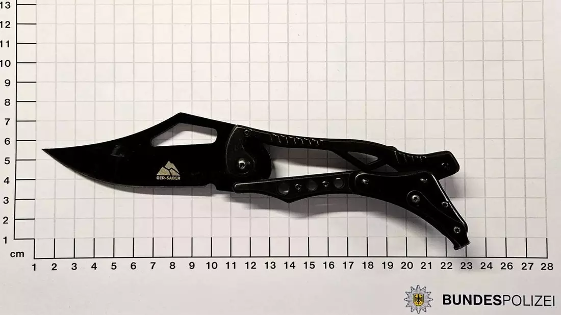 BPOL NRW: Bundespolizisten stellen Messer bei Jugendlichem sicher - Bild: presseportal.de