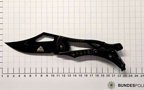 BPOL NRW: Bundespolizisten stellen Messer bei Jugendlichem sicher - Foto: presseportal.de