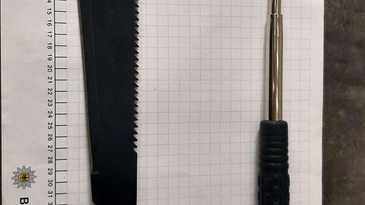 BPOL NRW: Schlagstock und Machete - Bundespolizei stellt Waffen eines 16-Jährigen sicher - Foto: presseportal.de