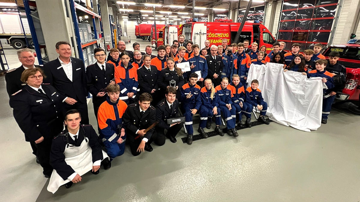 FW-PI: Sparkasse Südholstein unterstützt Jugendfeuerwehren mit 7500 Euro - Foto: presseportal.de