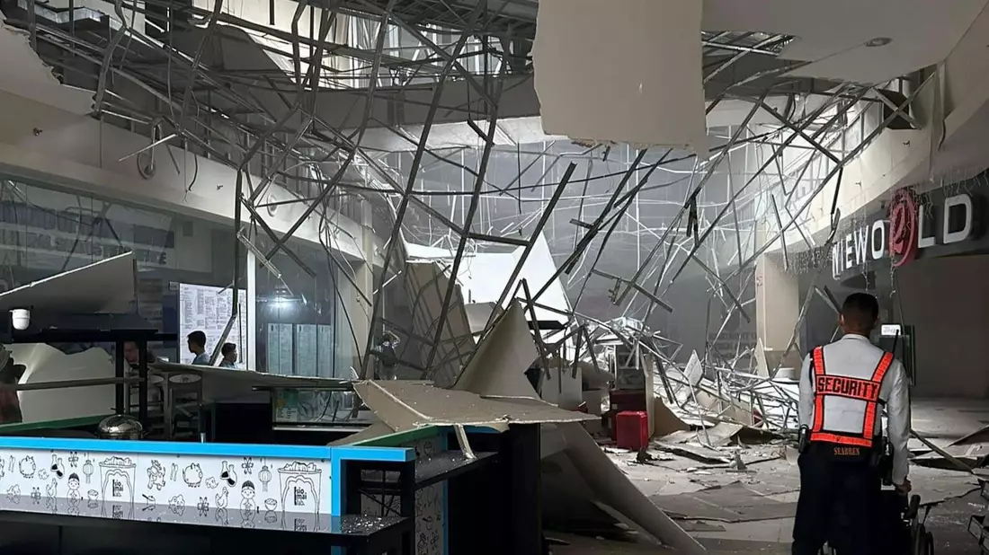 Die  beschädigte Decke eines Einkaufszentrums in General Santos City nach dem Erdbeben. - Bild: Shaira Ann Sandigan/AP/dpa