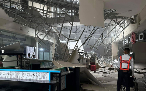 Die  beschädigte Decke eines Einkaufszentrums in General Santos City nach dem Erdbeben. - Foto: Shaira Ann Sandigan/AP/dpa