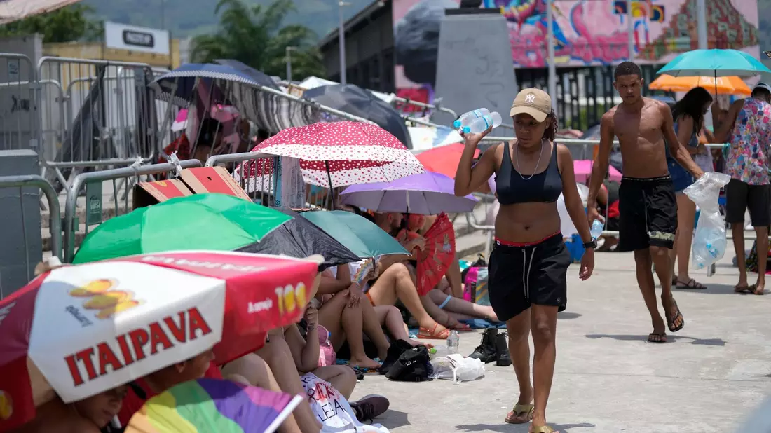 Straßenhändler verkaufen vor dem Konzert von Taylor Swift vor dem Olympiastadion in Rio Wasserflaschen. - Bild: Silvia Izquierdo/AP/dpa