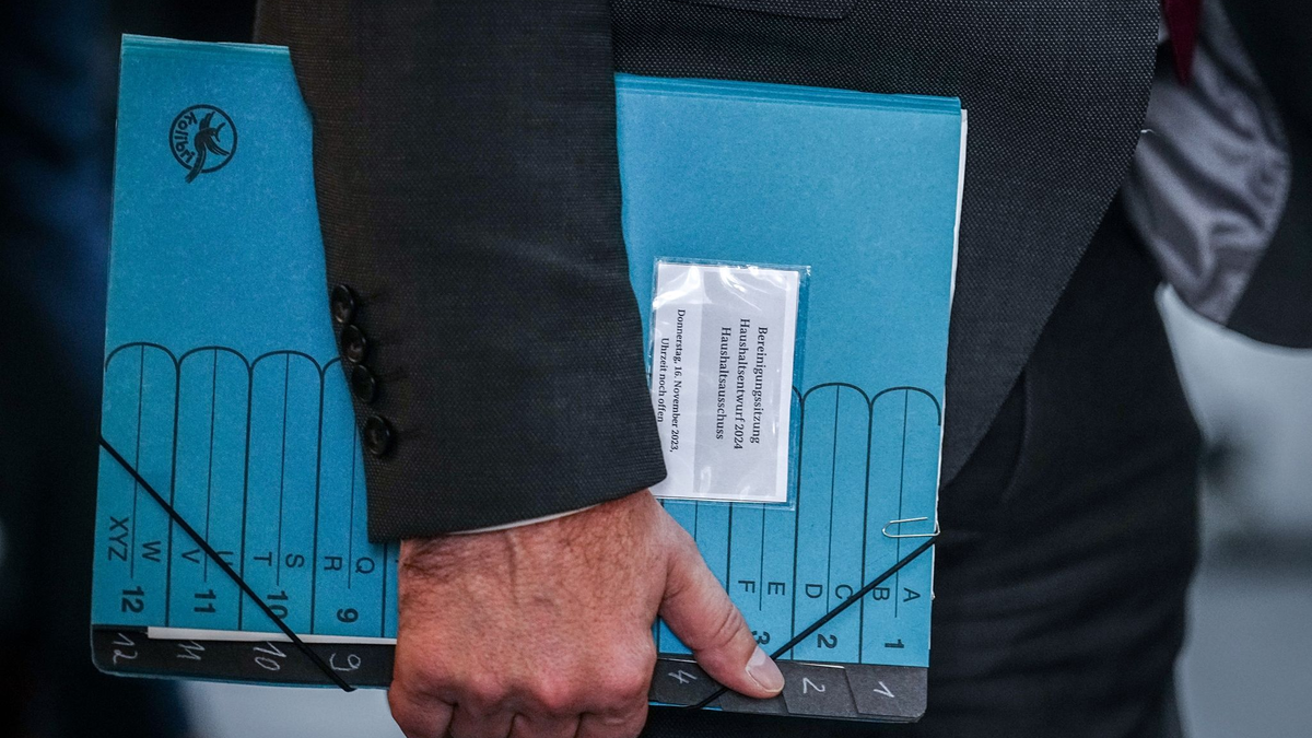 Der Haushaltsentwurf 2024 in Papierform. - Foto: Kay Nietfeld/dpa