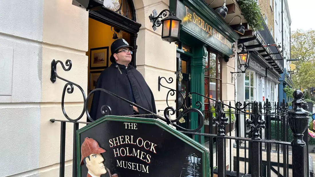Ein als Polizist verkleideter Mitarbeiter vor dem Sherlock Holmes Museum in London. - Bild: Benedikt von Imhoff/dpa
