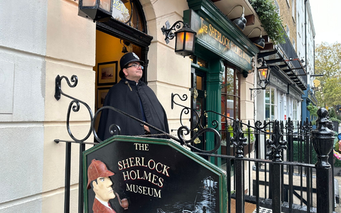Ein als Polizist verkleideter Mitarbeiter vor dem Sherlock Holmes Museum in London. - Foto: Benedikt von Imhoff/dpa