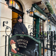 Ein als Polizist verkleideter Mitarbeiter vor dem Sherlock Holmes Museum in London. - Foto: Benedikt von Imhoff/dpa