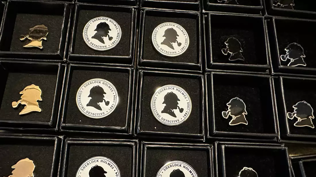 Er kommt jeden Moment zurück: Hüte, Lupe und Pfeife im Sherlock-Holmes-Museum. - Bild: Benedikt von Imhoff/dpa