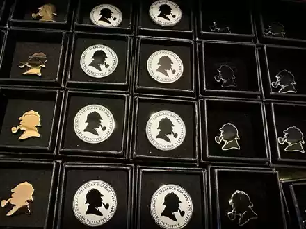 Er kommt jeden Moment zurück: Hüte, Lupe und Pfeife im Sherlock-Holmes-Museum. - Foto: Benedikt von Imhoff/dpa