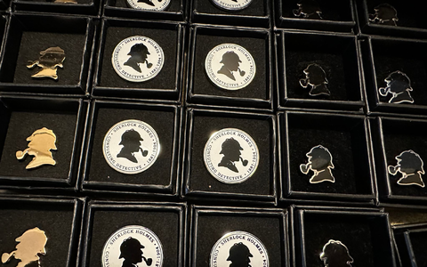 Er kommt jeden Moment zurück: Hüte, Lupe und Pfeife im Sherlock-Holmes-Museum. - Foto: Benedikt von Imhoff/dpa