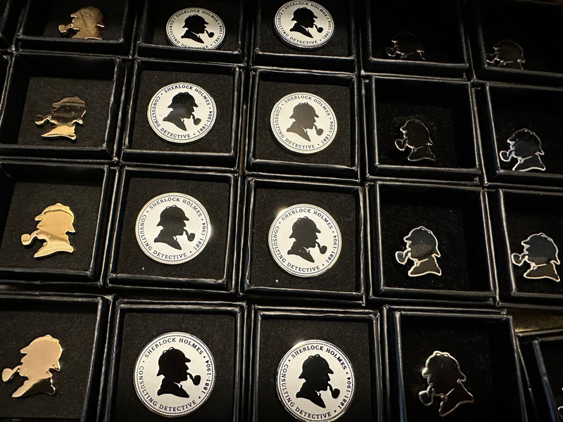 Er kommt jeden Moment zurück: Hüte, Lupe und Pfeife im Sherlock-Holmes-Museum. - Foto: Benedikt von Imhoff/dpa