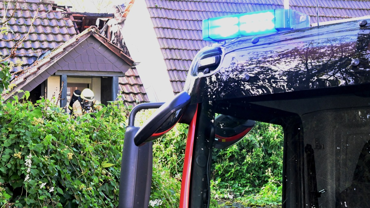 FW Pulheim: Wohnungsbrand greift auf Dachstuhl über - Foto: presseportal.de