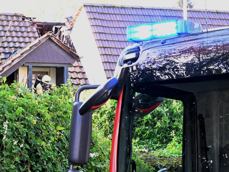 FW Pulheim: Wohnungsbrand greift auf Dachstuhl über - Foto: presseportal.de