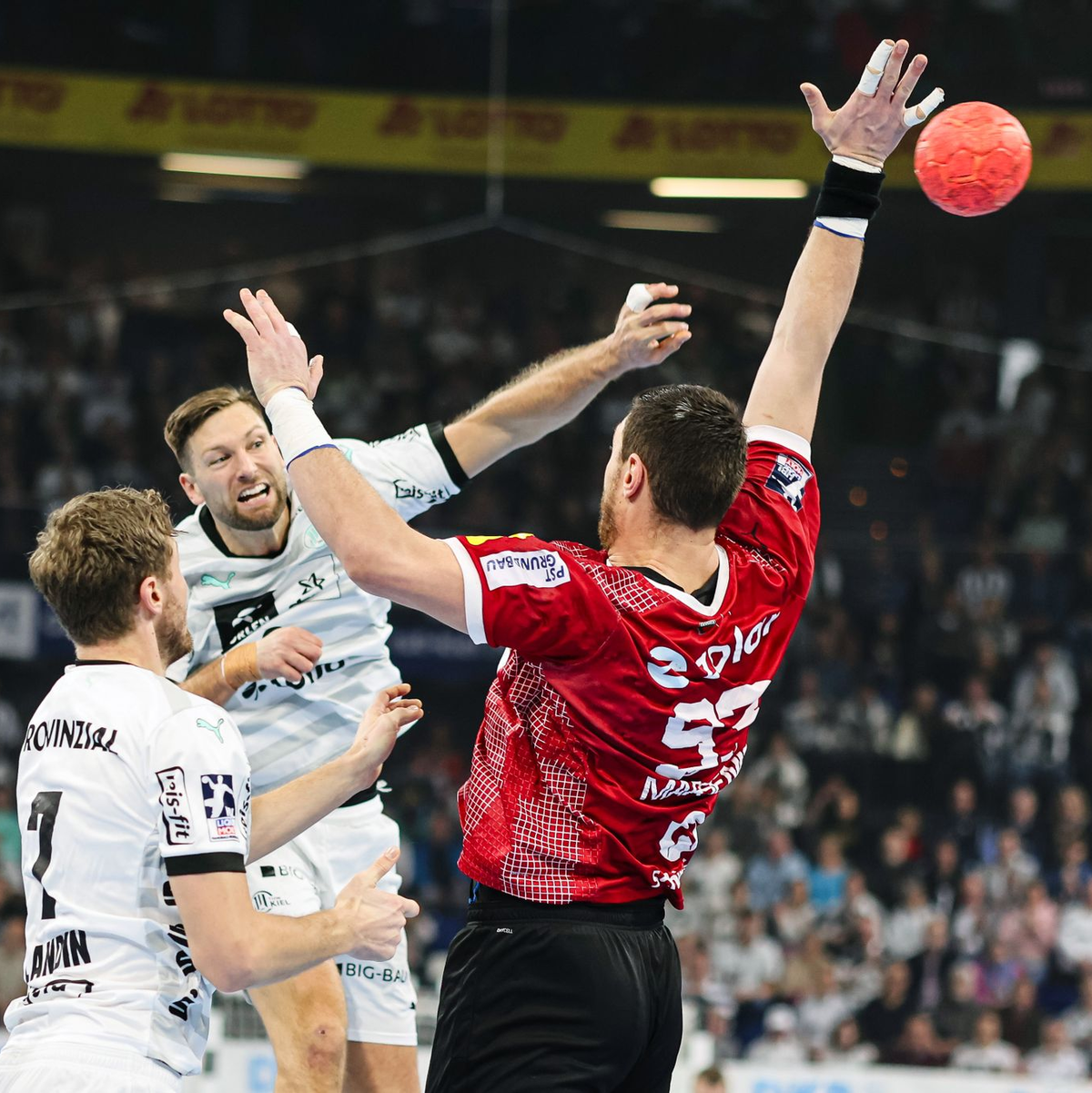 Kiels Harald Reinkind (M) wirft auf das Tor. - Foto: Frank Molter/dpa